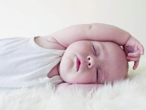 아기가 잠을 많이 자는 것이 정상일까?