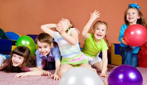 børn der leger med balloner