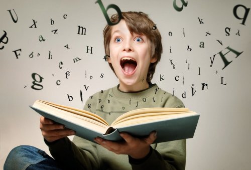 dreng med bog med flyvende bogstaver