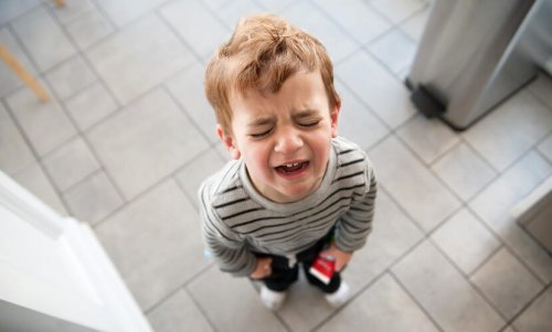 lille dreng der græder på badeværelse