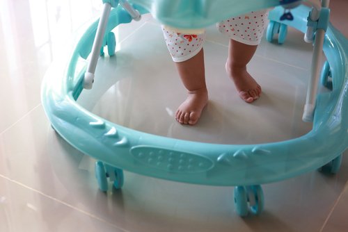 Pros and Cons of Allowing Your Children to Use Baby Walkers
