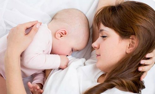mor der ligger og ammer sin baby