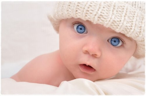 baby med meget blå øjne