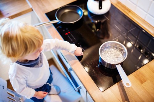 아이가 끓는 물에 손을 데이면 어떻게 해야 할까?