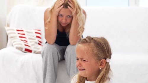 frustreret mor og lille piger der græder