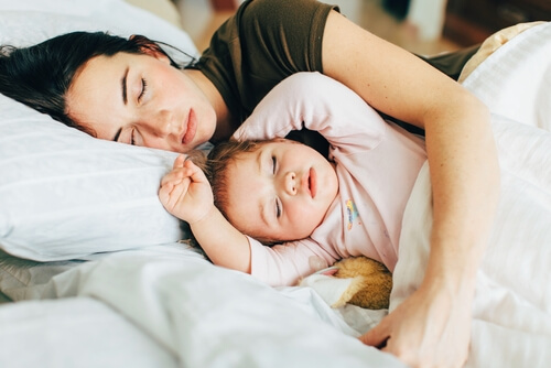 mor og lille pige der sover i ske