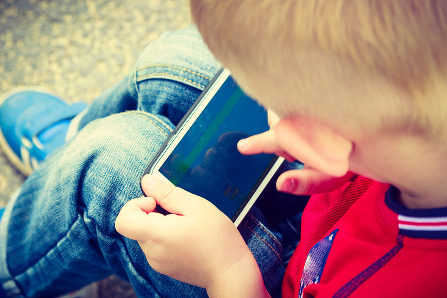 Do You Know What Age Children Should Get Cell Phones?
