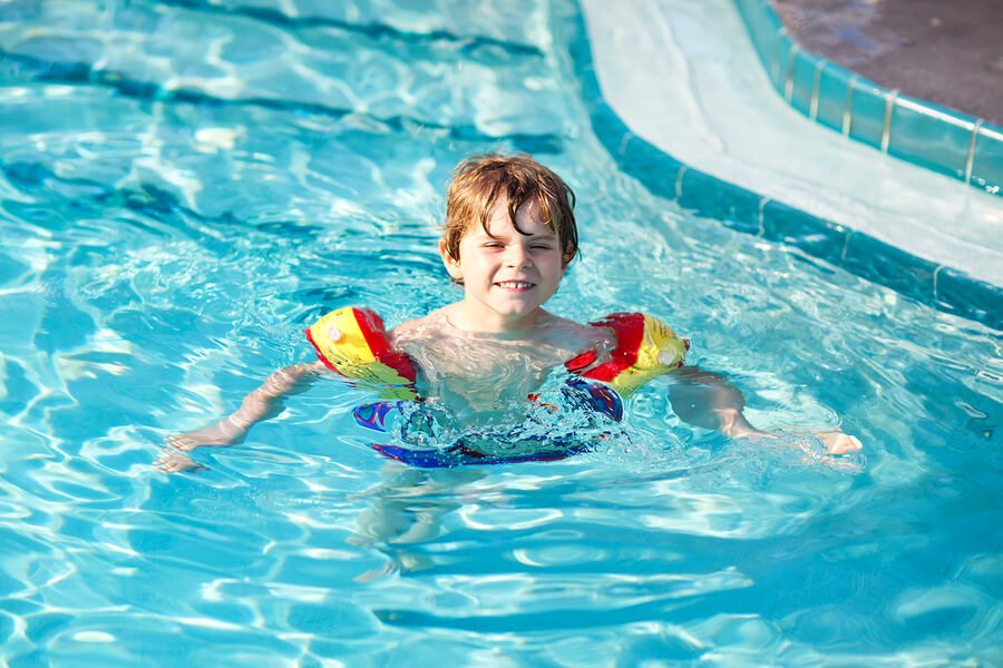 Como enseñar a nadar a un niño