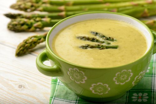 Cream of asparagus is one of many delicious spoon recipes.