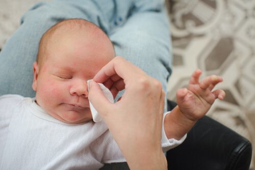 How Do I Remove Rheum From My Baby's Eyes?