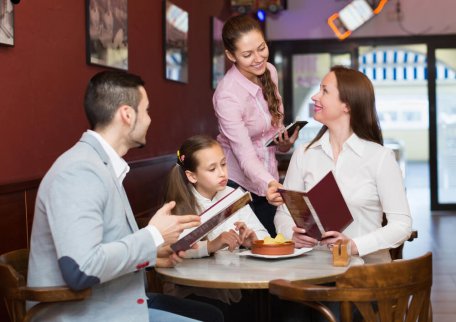 Dining Out While Pregnant: How to Eat Healthy