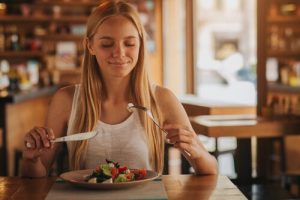 Dining Out While Pregnant: How to Eat Healthy