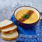 En liten jente som skriver i en notatbok.