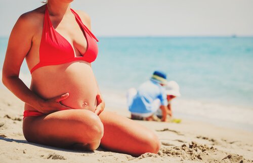 Best Swimsuits for Pregnant Women