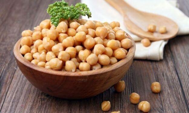 A bowl of chickpeas.
