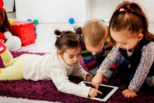 små børn der leger med en tablet