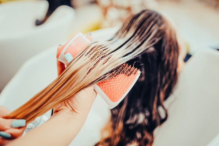 Is It Safe to Dye Your Hair While Breastfeeding?