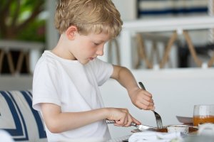 At What Age Can a Child Use a Knife and Fork?