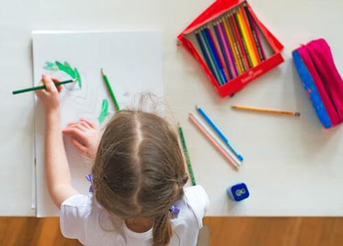 10 Great Ways to Prepare a Study Desk for Your Child