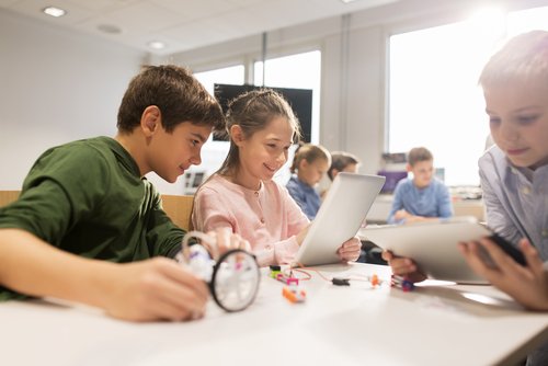 Should Siblings Be in the Same Class at School?