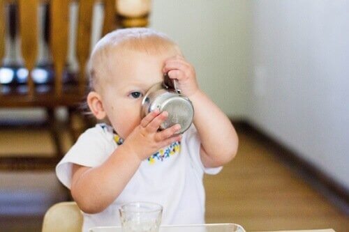 When Should You Teach Your Baby to Drink From a Cup?