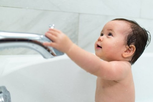 4 Tricks to Help Children Overcome Their Fear of Water