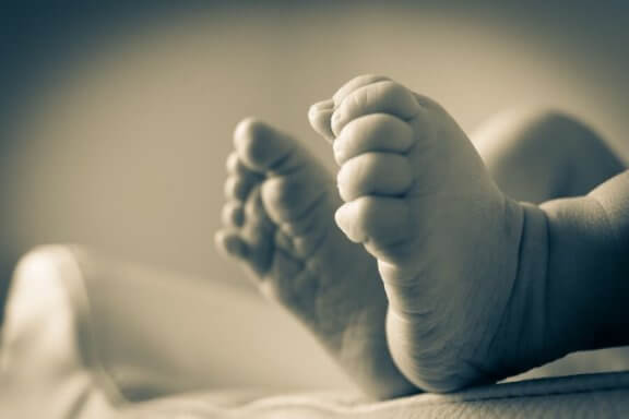 babyfødder på seng