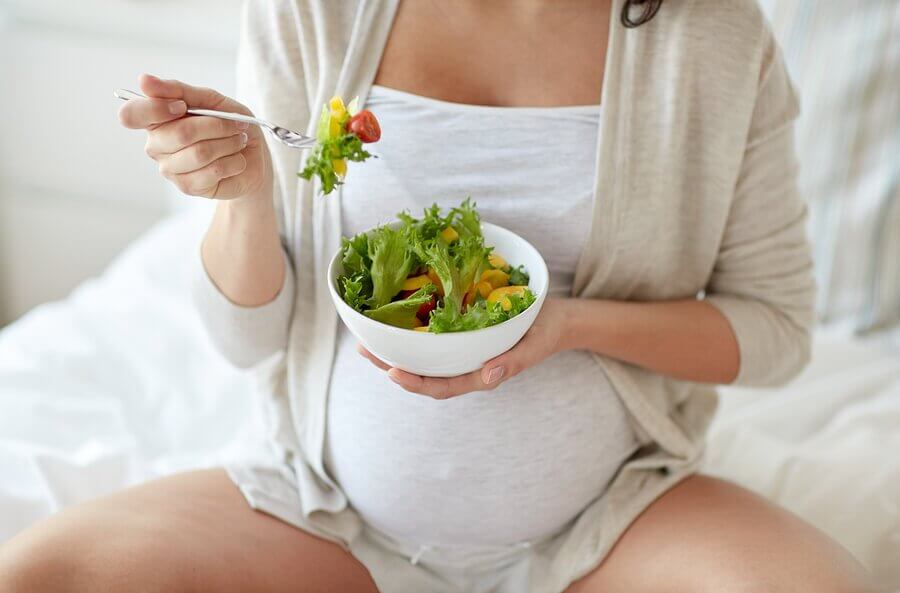 The Risks of Eating Salad While Pregnant