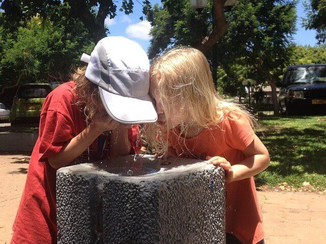 Teach Your Children to Drink Water in the Summer