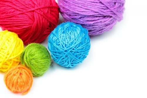 5 Easy Crafts with Yarn for Children
