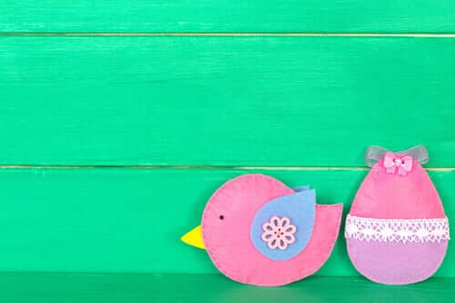 Some birds made with felt.