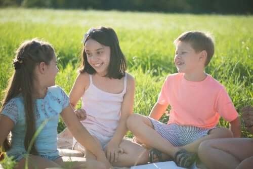 Tre børn sammen repræsenterer de forskellige typer af socialisering
