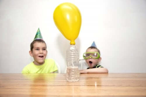 ökologische Experimente für Kinder - zwei Kinder vor einem Luftballon in einer Flasche