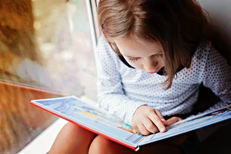 Barn læser højt fra bog