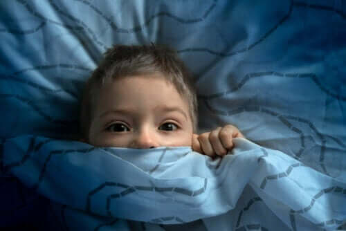 A child afraid in bed.
