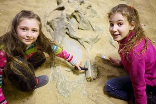 To piger i et arkæologisk museum