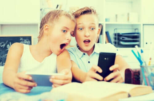 To unge personer med telefoner bruger bookstagram