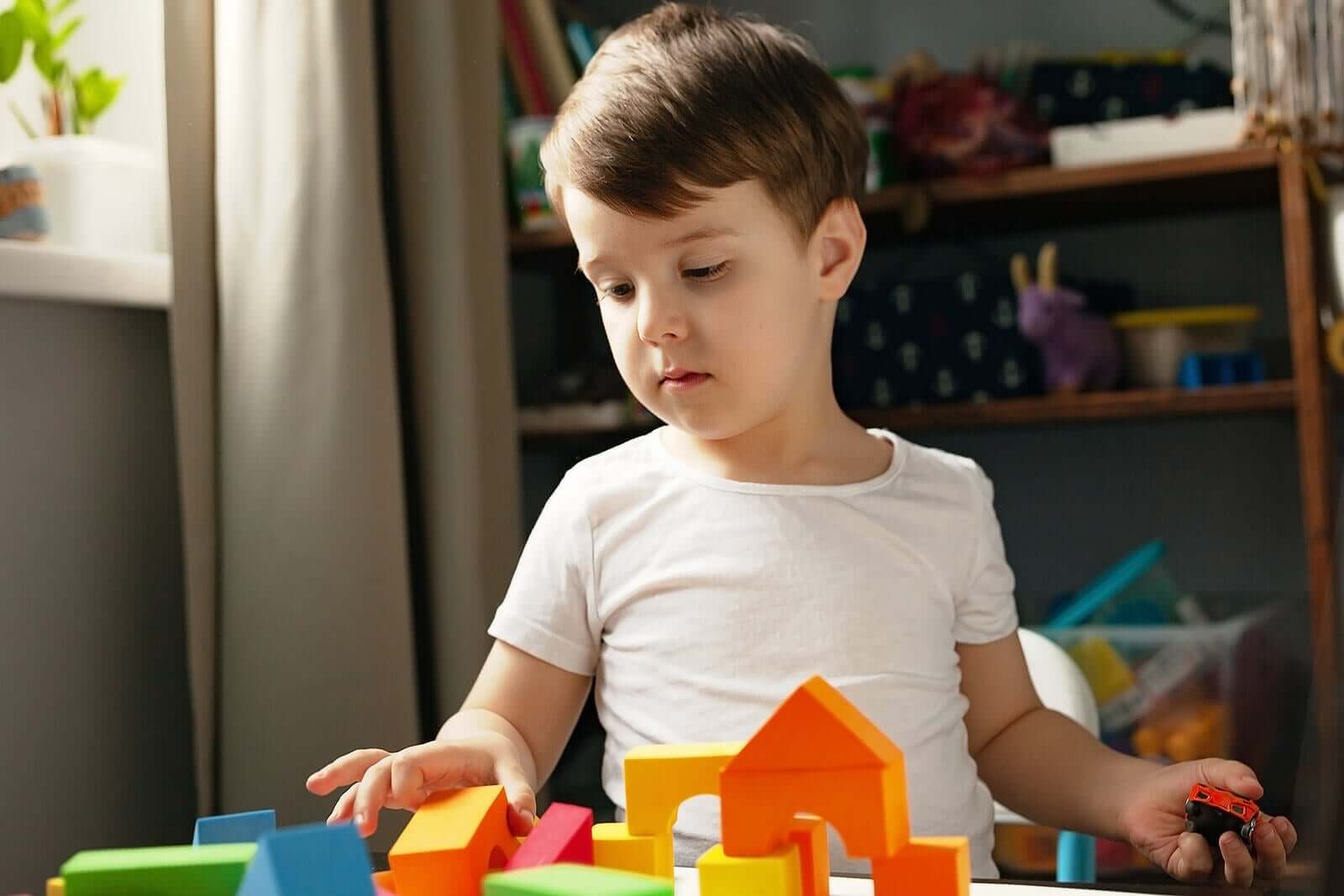 Een kind dat met bouwstenen speelt.