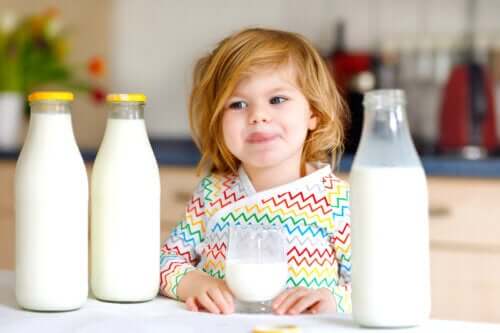 Een meisje drinkt melk