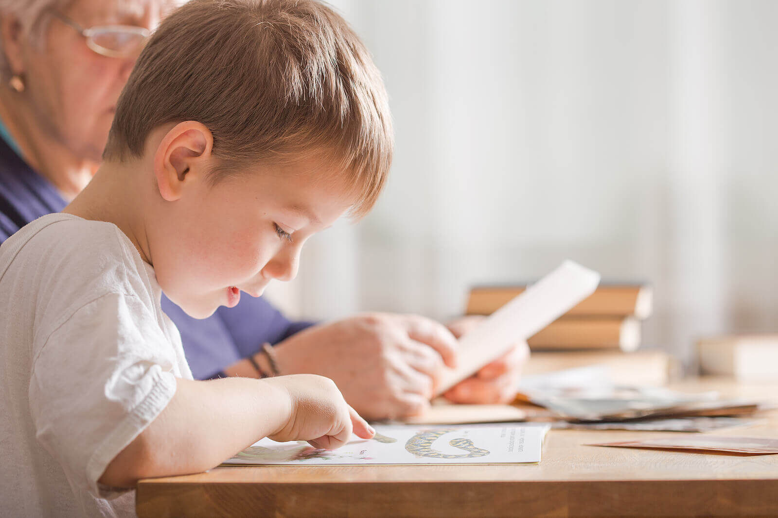 Et barn som lærer å lese takket være undervisning i leseferdighet.