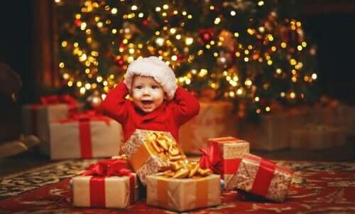 Weihnachtsgeschenke - Kind vor dem Weihnachtsbaum