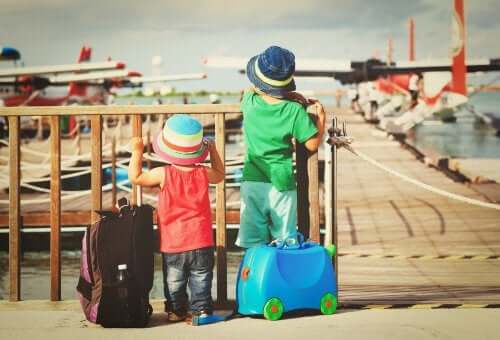 Children holding their bags.