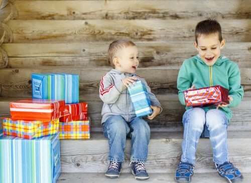 Børn, der åbner gaver, får os til at spørge, hvor mange gaver bør børn få til jul?