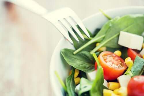 En blandet salat som en del af sunde spisevaner