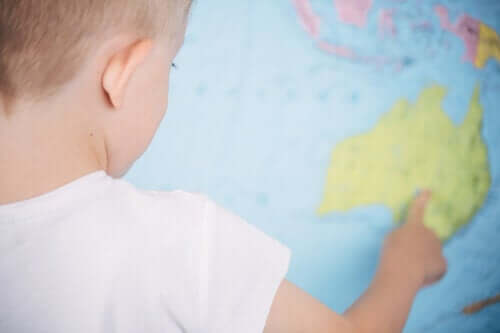 Barn peger på kort og lærer om geografi for børn