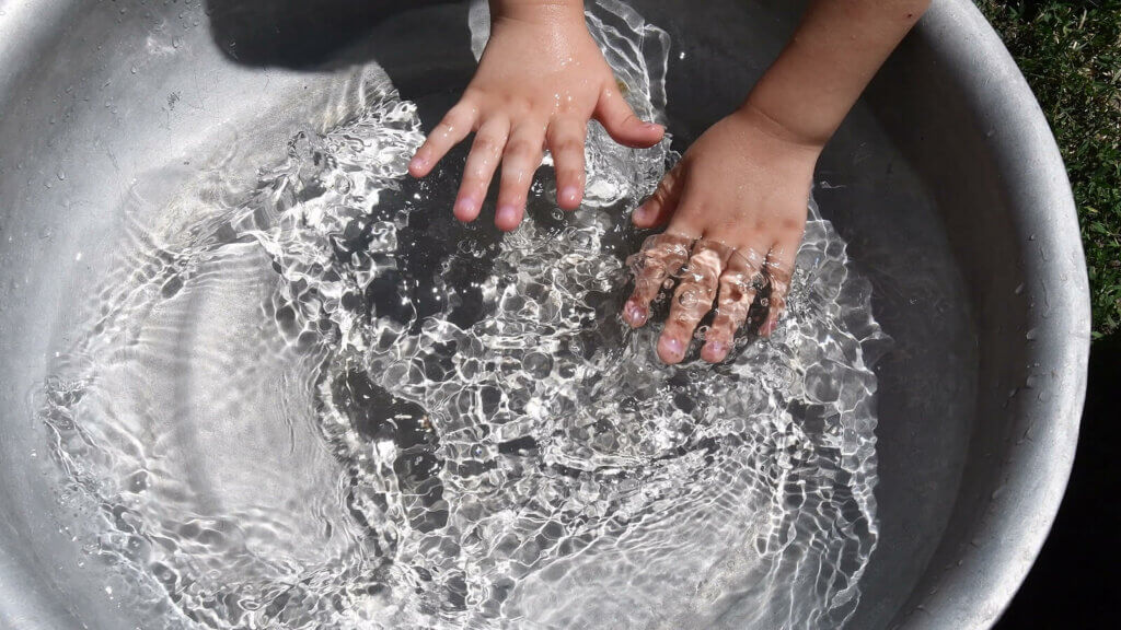 8 Benefits of Playing with Water for Children