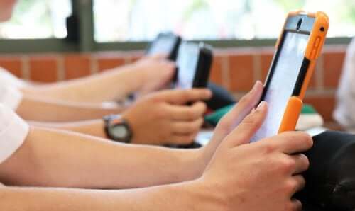 The BYOD Model in Education: Advantages and Disadvantages