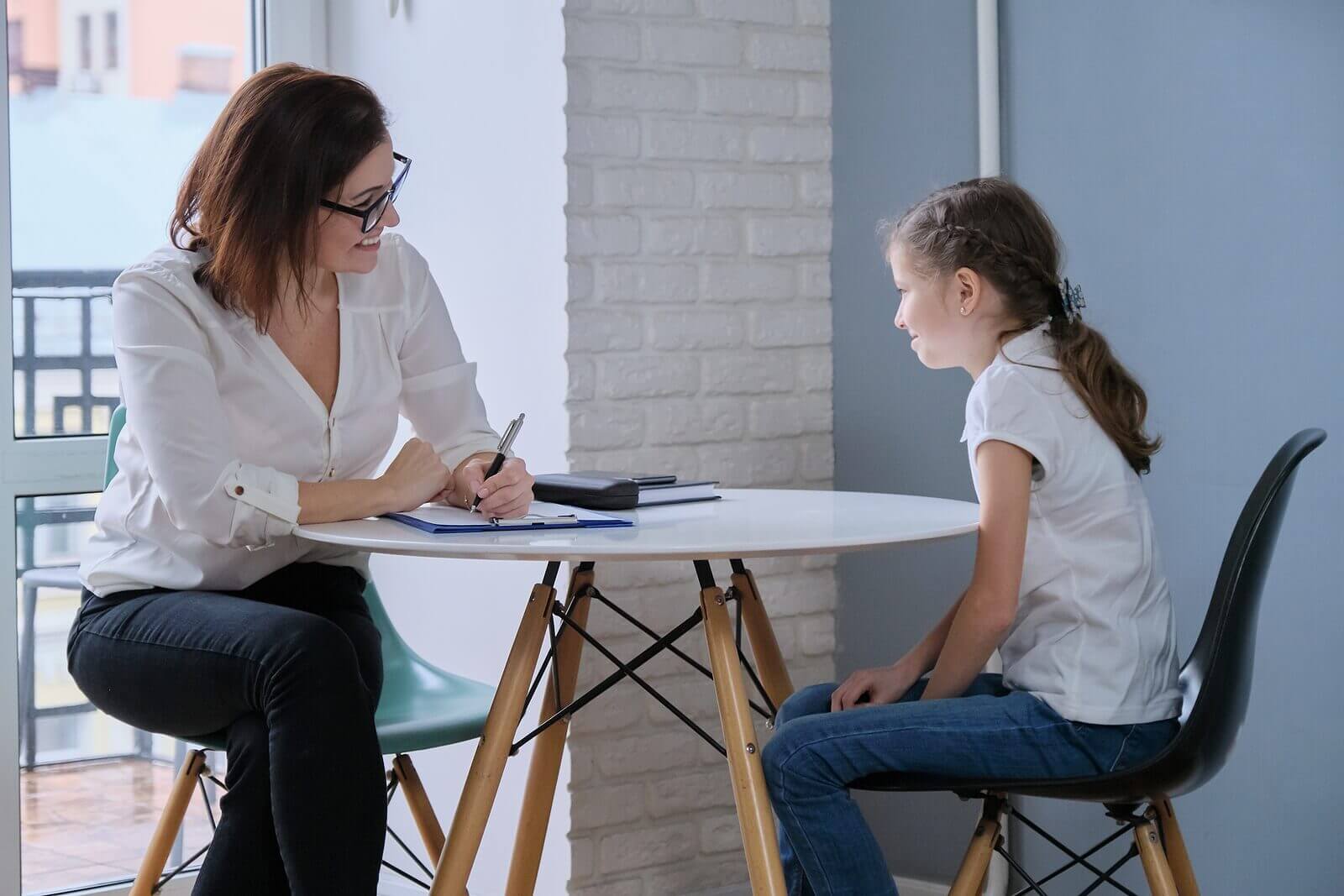 A young girl talking to her therapist.