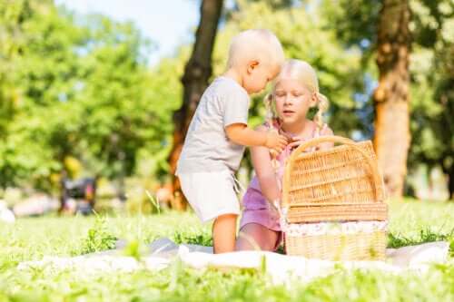 The Treasure Basket: a Game to Stimulate Your Baby