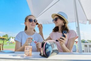 Teenagers and Makeup: 10 Skincare Tips